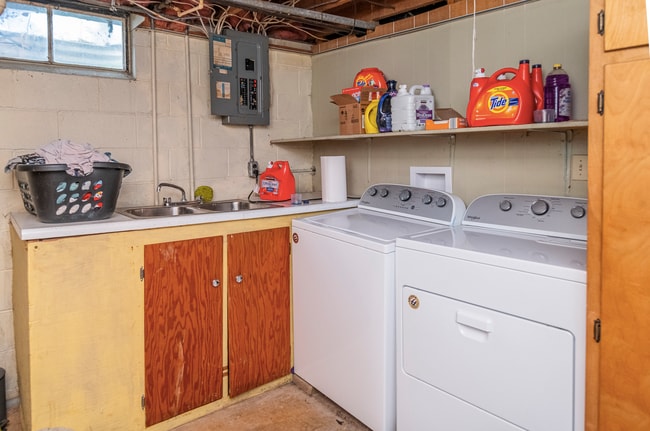 Building Photo - 314 S Arbutus Dr