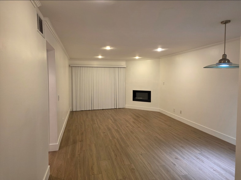 Building Photo - 21500 Burbank Blvd