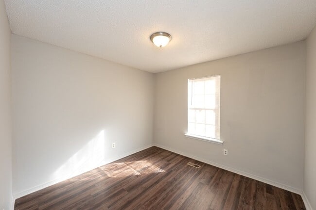 Building Photo - 581 Ridgewood Dr