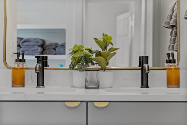 Building Photo - 909 E Camelback Rd