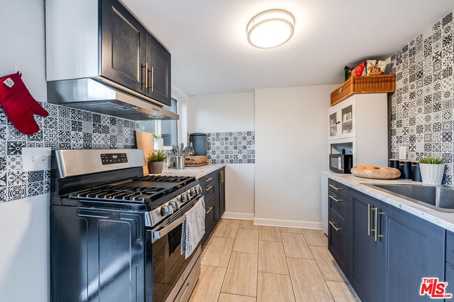 Building Photo - 3323 N Knoll Dr