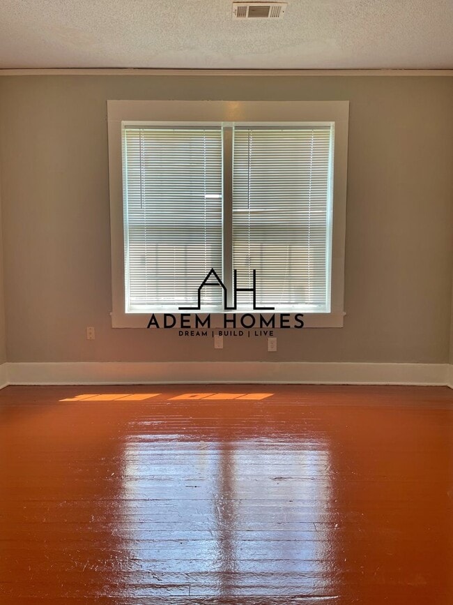 Building Photo - Spacious 2 Bedroom Home in a Central Locat...