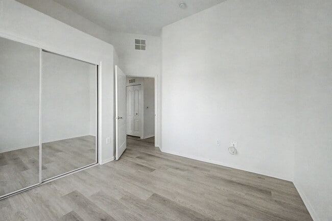 Building Photo - Gated 3 Bedroom condo located just off 215 & Eastern!