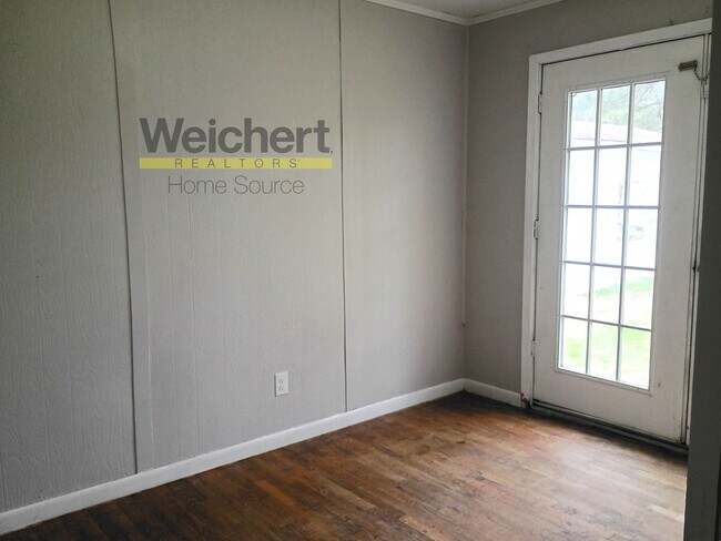 Building Photo - 3BR Home w/ Garage & Fenced Yard