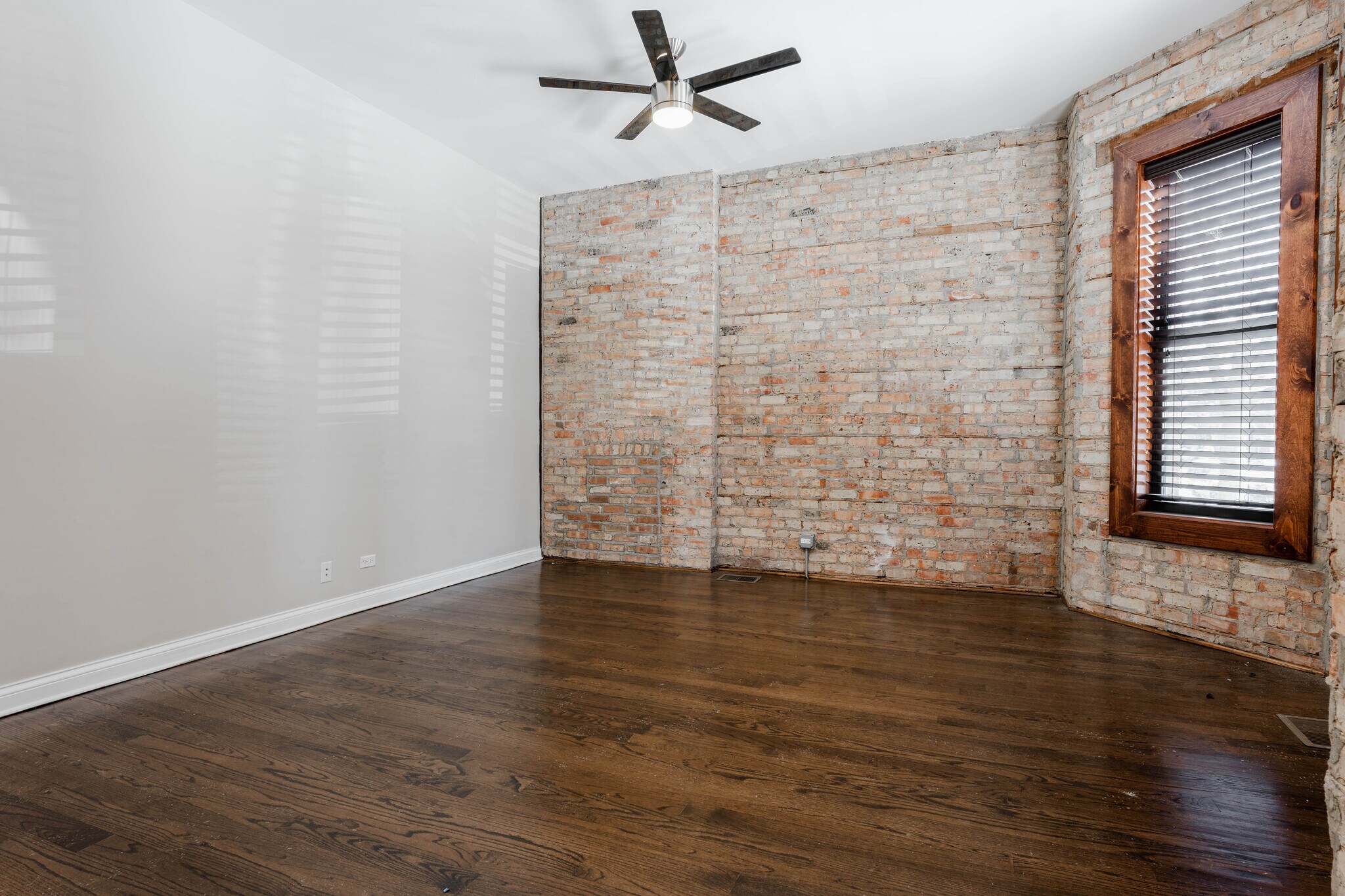 Building Photo - 1756 W Montrose Ave