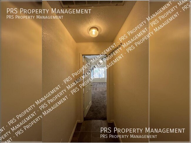 Building Photo - 818 W Silver Creek Rd