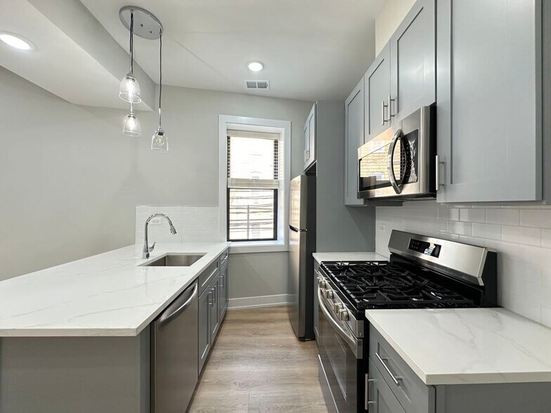 Building Photo - 437 W Belden Ave