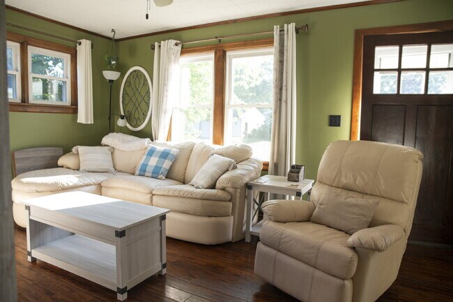 Building Photo - Beautifully Renovated 4-Bedroom Home with Fenced Backyard!