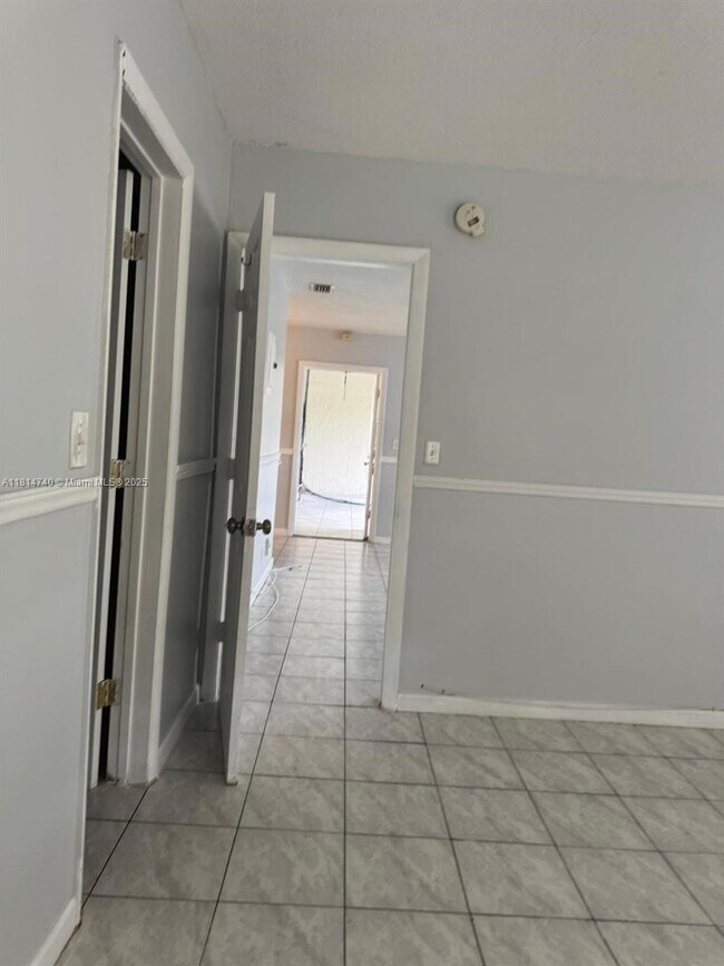 Building Photo - 1522 NE 34th Ct