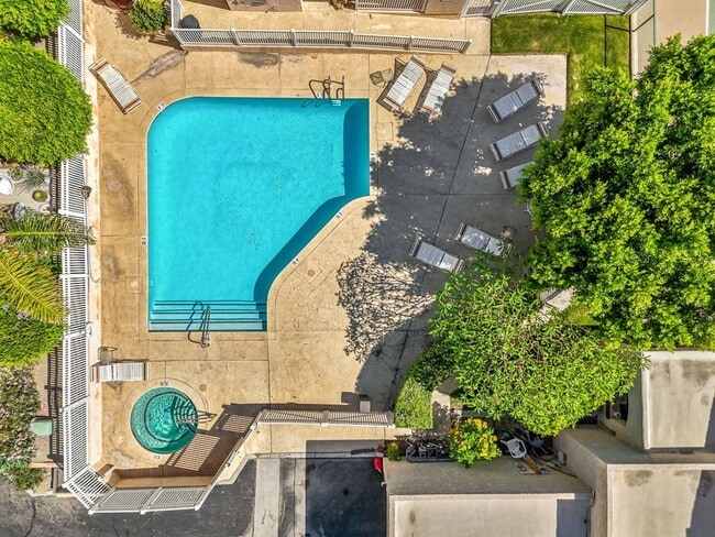Building Photo - 200 E Racquet Club Rd