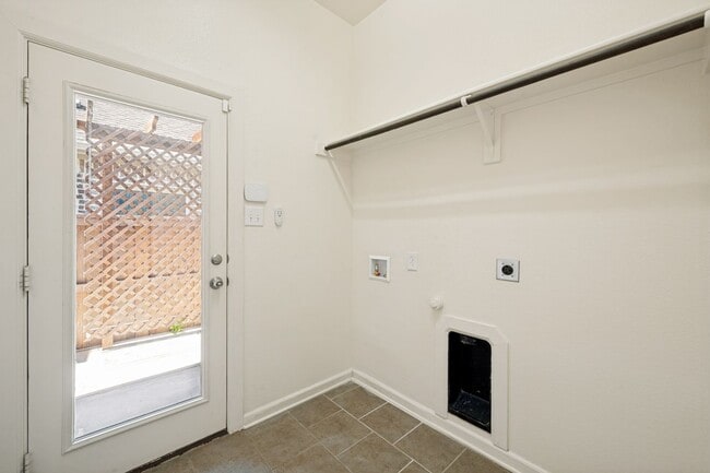 Building Photo - Beautiful 2-Bedroom + Study Home in the Highly Desirable Viridian Community!