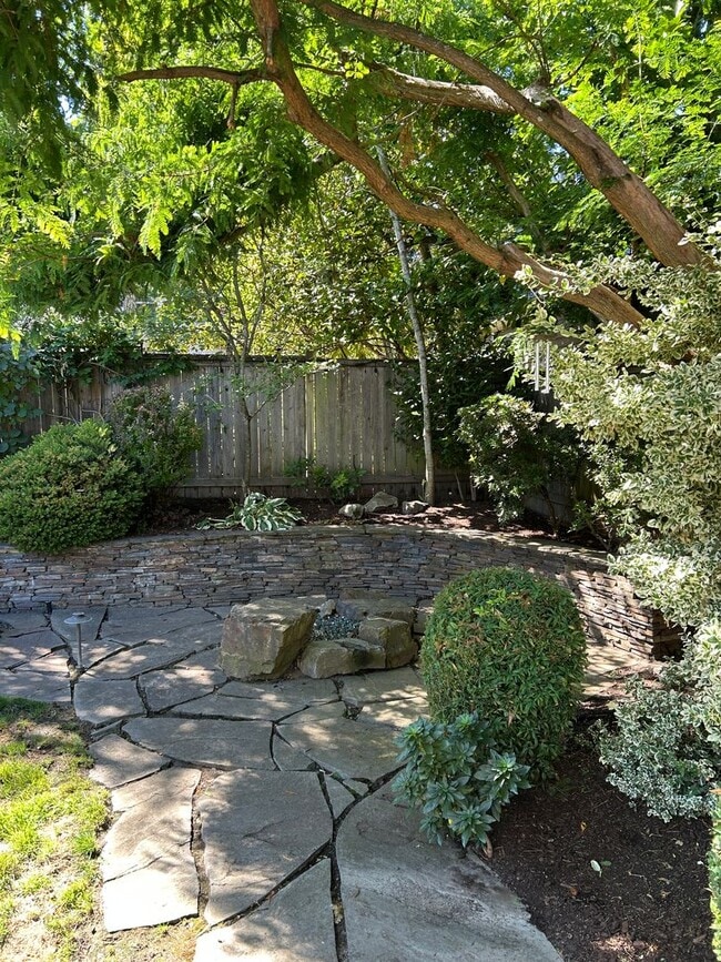 Building Photo - WOW!! West Seattle 4BR/3.5BA Updated Dutch...