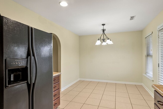 Building Photo - Nice 3 Bed 2 Bath Available in August! Boo...