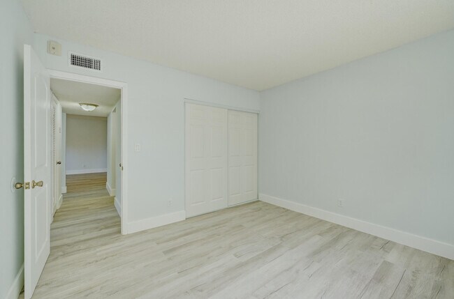 Building Photo - 13730 SW 90th Ave