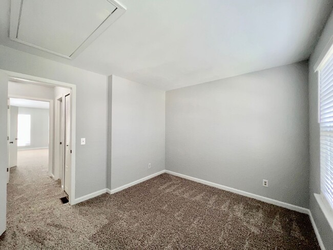 Building Photo - Renovated 3 Bedroom/2 Baths Townhouse in V...