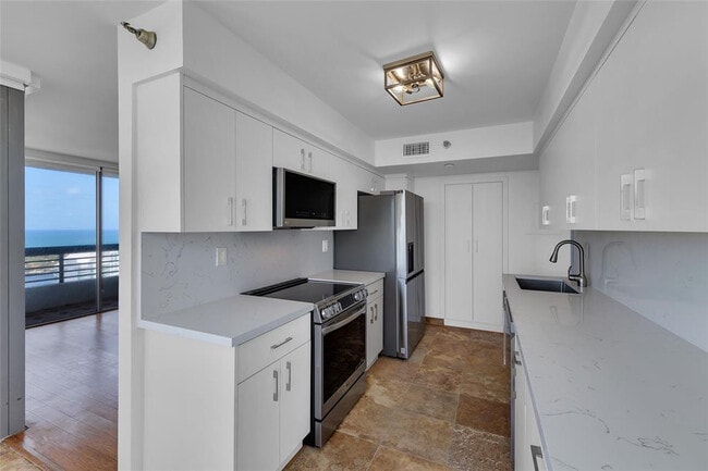 Building Photo - 3500 Mystic Pointe Dr