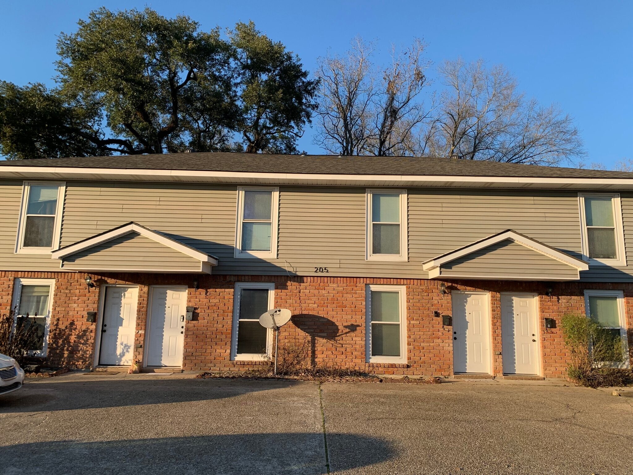 Building Photo - 205 Cathryn Dr