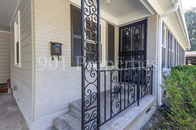 Building Photo - 680 Loeb St