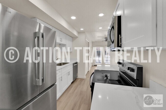 Building Photo - Remodeled Townhome in Cottonwood Heights!