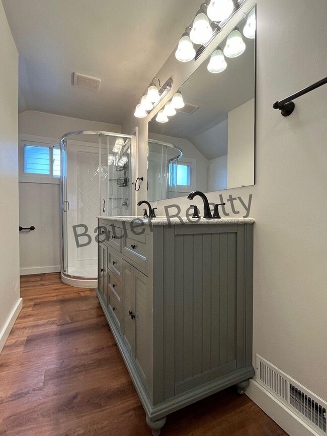 Building Photo - Beautiful 4 Bedroom on Ashland's South Side