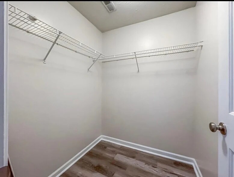 Building Photo - 648 Friars Ln