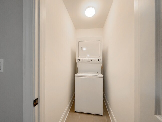 Building Photo - 936 E 52nd St