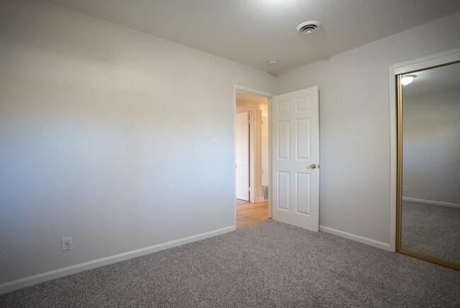 Building Photo - Charming Three Bedroom West Park Neighborh...