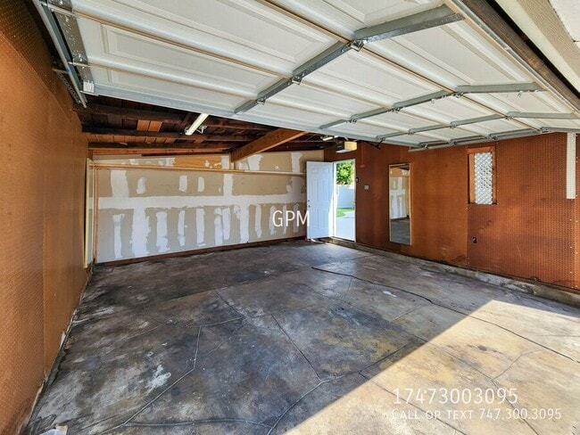 Building Photo - 723 W Doran St