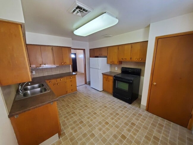 Building Photo - Glass