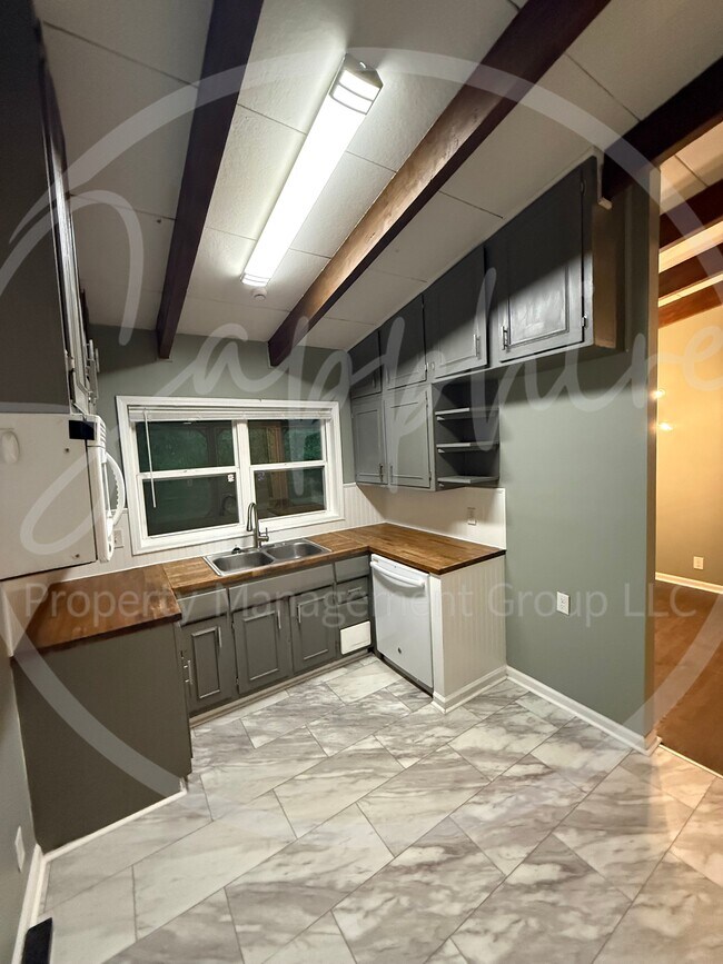 Building Photo - 2815 S Collin Ave