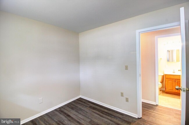 Building Photo - 285 Pinoak Dr