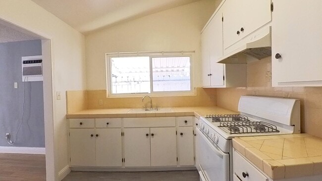 Building Photo - 3537 N San Joaquin St