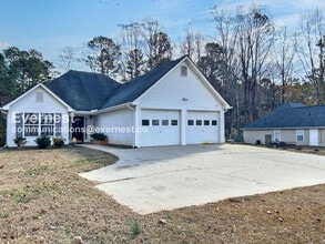 Building Photo - 3 Bed/2 Bath Home with Garage / Pet-Friendly / Vouchers Accepted / Coming Soon!