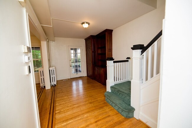 Building Photo - 2026/2027 JHU off-campus Renovated Charles Village 5bd/2ba w/ W/D & CAC Available 6/9/26