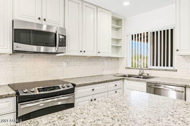 Building Photo - 6518 E Sunnyside Dr
