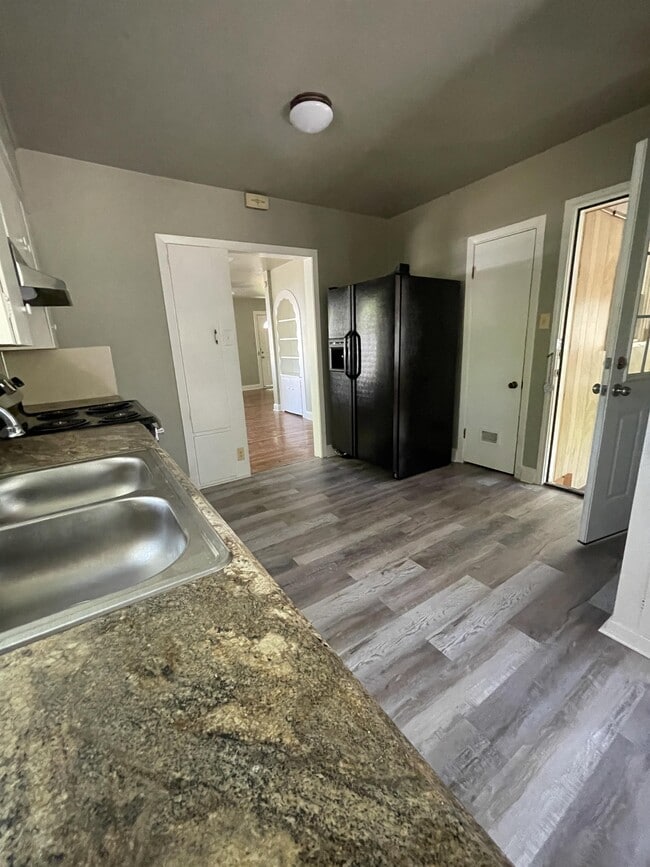 Building Photo - 935 Allen Ave