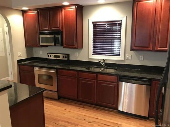 Building Photo - Now Renting charming  2 bedroom 2.5 bath t...