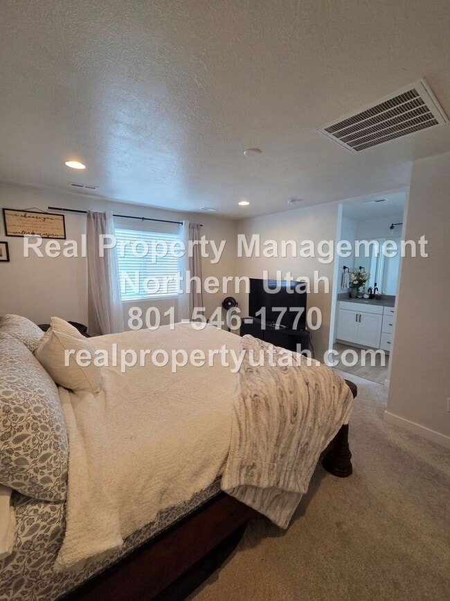 Building Photo - Stunning 4 Bedroom 2.5 Bath Home in Syracuse