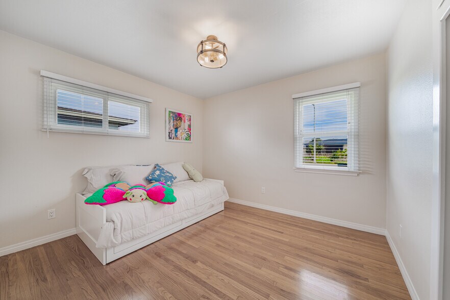 Building Photo - 549 N La Sena Ave