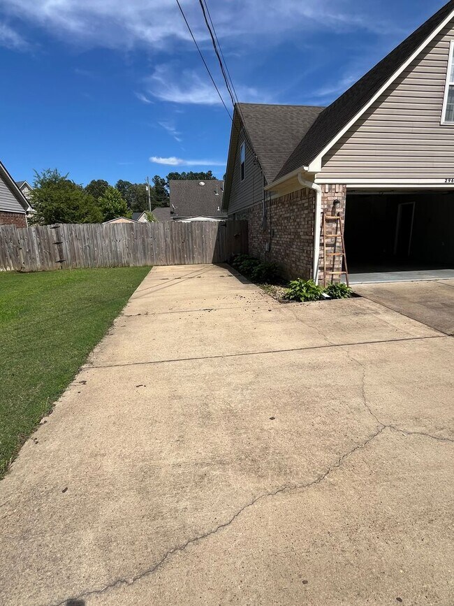 Building Photo - Beautiful large home on a dead end street