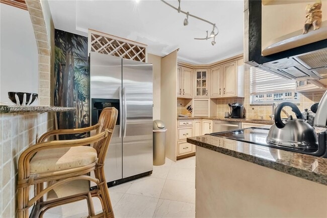 Building Photo - 5555 Collins Ave