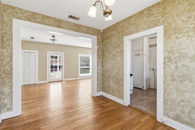 Building Photo - 128 W Oak St