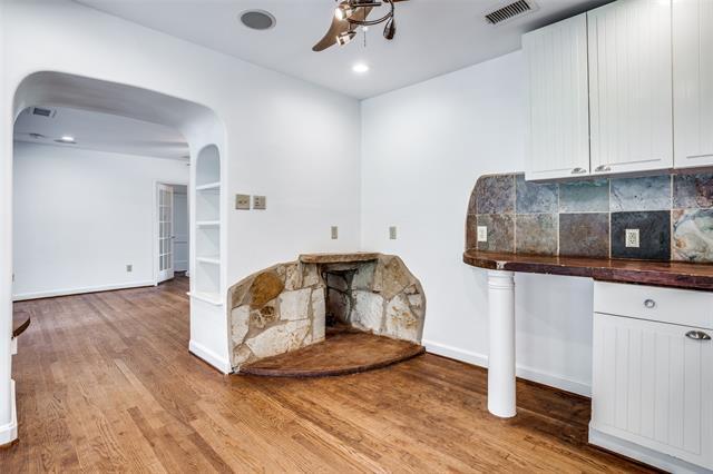 Building Photo - 1520 San Saba Dr
