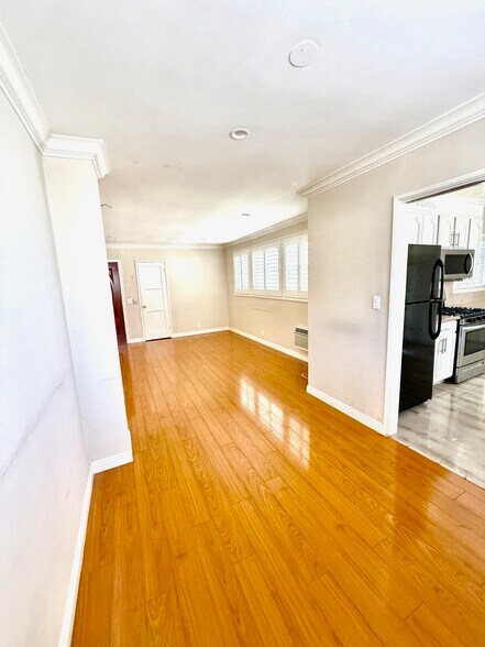 Building Photo - 12753 Oxnard St