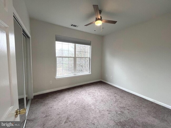 Building Photo - Gorgeous 2bd 2bth updated penthouse condo in sought after New Town community.