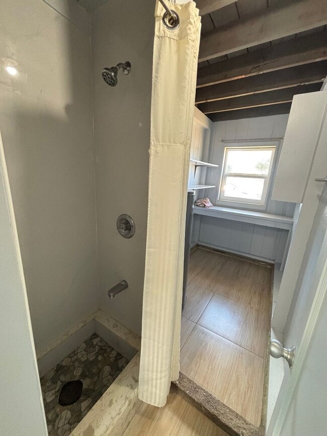 Building Photo - Spacious 1 Bedroom w/ Parking – Honolulu (...