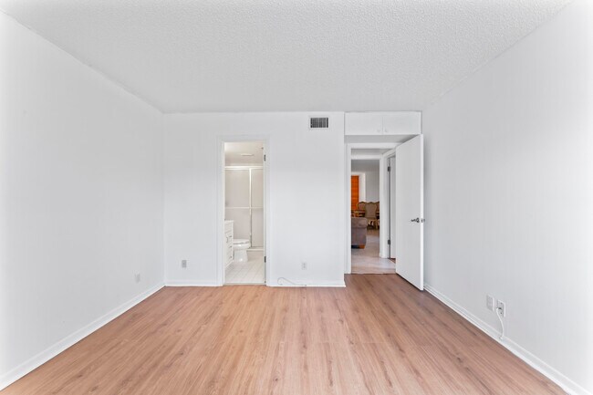 Building Photo - 142 Lake Pine Cir