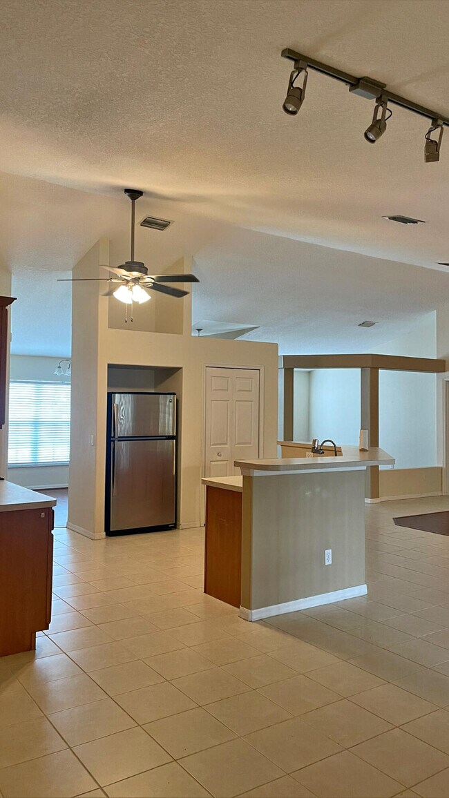 Building Photo - 1625 SW Levato Ave