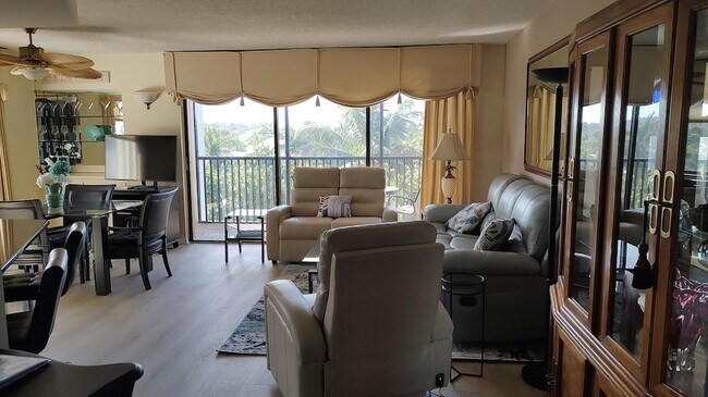 Building Photo - 1605 S US Hwy 1