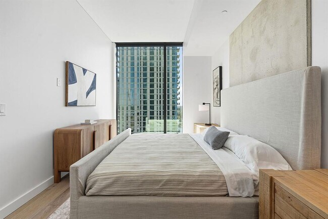 Building Photo - 610 Davis St